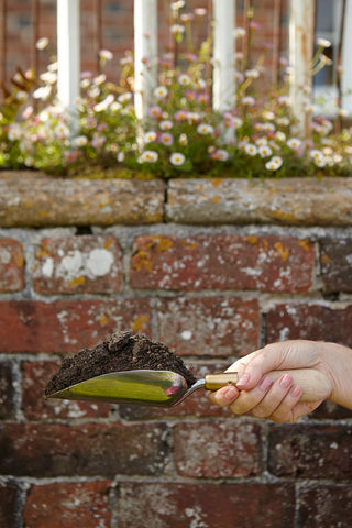 SOPHIE-CONRAN-COMPOST-SCOOP-BURGON-AND-BALL